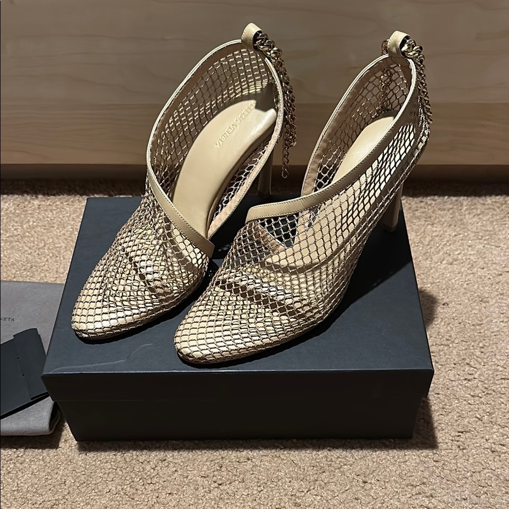 Bottega Veneta Mesh Chain Nappa Beige Pump Heels Size EU 41 / US 10 New With Box